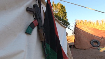 AK-47 am Zelt